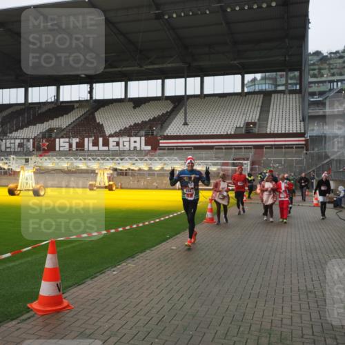 07.12.2025 - St. Pauli X-Mass-Run No. 15 Fabian Wolf http://msf.ph/oto/9411236 07.12.2025 11:12:46 Ziel 494, 1261, 1420, 1422, 1423, 1609, 1610, 3167, 4794, 4795, 4796, 4802, 4804 meine-sportfotos.de