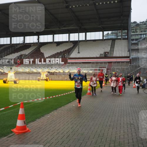 07.12.2025 - St. Pauli X-Mass-Run No. 15 Fabian Wolf http://msf.ph/oto/9411239 07.12.2025 11:12:46 Ziel 494, 1261, 1420, 1422, 1423, 1609, 1610, 3167, 4794, 4795, 4796, 4802, 4804 meine-sportfotos.de