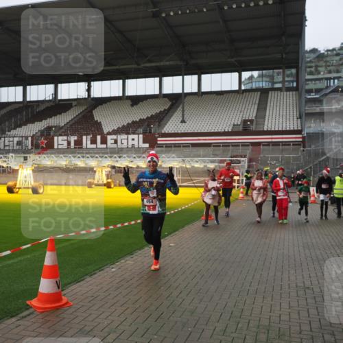 07.12.2025 - St. Pauli X-Mass-Run No. 15 Fabian Wolf http://msf.ph/oto/9411251 07.12.2025 11:12:47 Ziel 494, 1261, 1420, 1422, 1423, 3167, 4794, 4795, 4796, 4802, 4804 meine-sportfotos.de