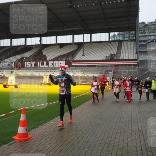 07.12.2025 - St. Pauli X-Mass-Run No. 15 Fabian Wolf http://msf.ph/oto/9411254 07.12.2025 11:12:47 Ziel 494, 1261, 1420, 1422, 1423, 3167, 4794, 4795, 4796, 4802, 4804 meine-sportfotos.de