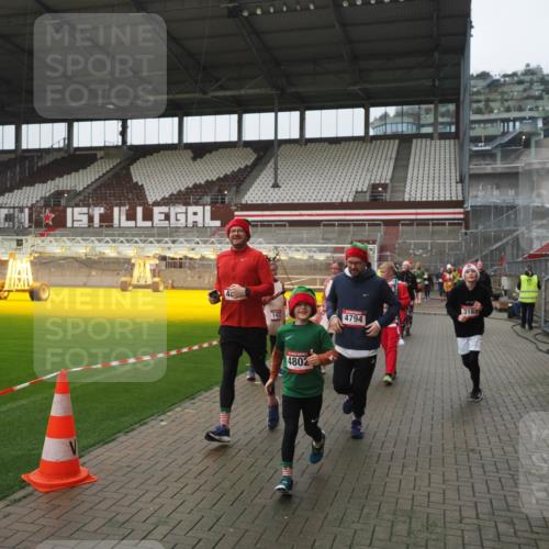 07.12.2025 - St. Pauli X-Mass-Run No. 15 Fabian Wolf http://msf.ph/oto/9411285 07.12.2025 11:12:51 Ziel 494, 681, 919, 1420, 1422, 3167, 4794, 4795, 4796, 4802, 4804 meine-sportfotos.de