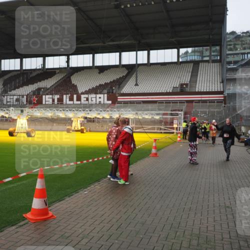 07.12.2025 - St. Pauli X-Mass-Run No. 15 Fabian Wolf http://msf.ph/oto/9411323 07.12.2025 11:12:54 Ziel 494, 681, 919, 1175, 1178, 1420, 1422, 1703, 3167, 4794, 4795, 4796, 4802, 4804 meine-sportfotos.de