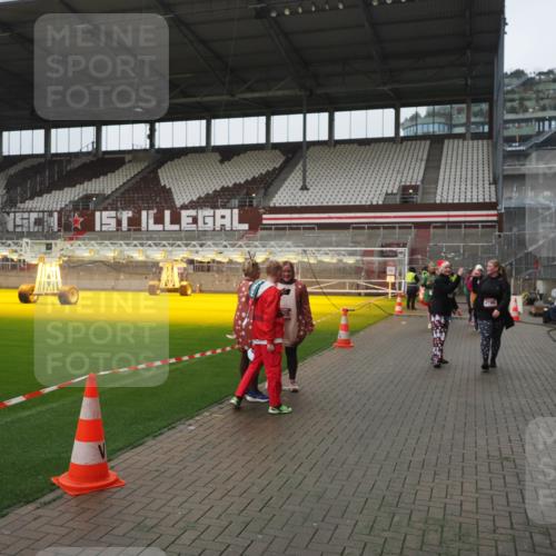 07.12.2025 - St. Pauli X-Mass-Run No. 15 Fabian Wolf http://msf.ph/oto/9411335 07.12.2025 11:12:55 Ziel 494, 681, 683, 684, 919, 1175, 1178, 1420, 1422, 1703, 3167, 4794, 4795, 4796, 4802, 4804 meine-sportfotos.de
