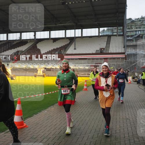 07.12.2025 - St. Pauli X-Mass-Run No. 15 Fabian Wolf http://msf.ph/oto/9411379 07.12.2025 11:13:01 Ziel 681, 683, 684, 919, 1175, 1178, 1703, 3167, 4794, 4795, 4796, 4802, 4804 meine-sportfotos.de