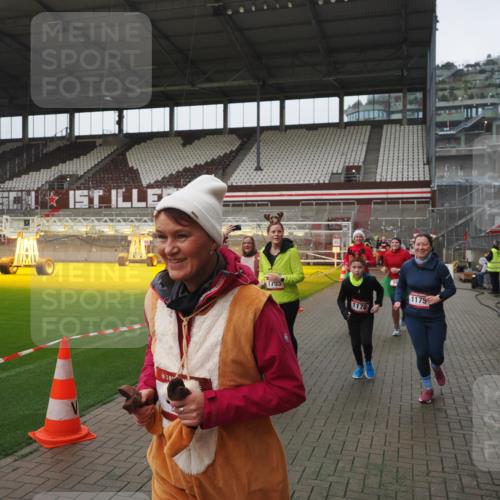 07.12.2025 - St. Pauli X-Mass-Run No. 15 Fabian Wolf http://msf.ph/oto/9411398 07.12.2025 11:13:02 Ziel 681, 683, 684, 919, 1175, 1178, 1703, 3167, 4795, 4796 meine-sportfotos.de