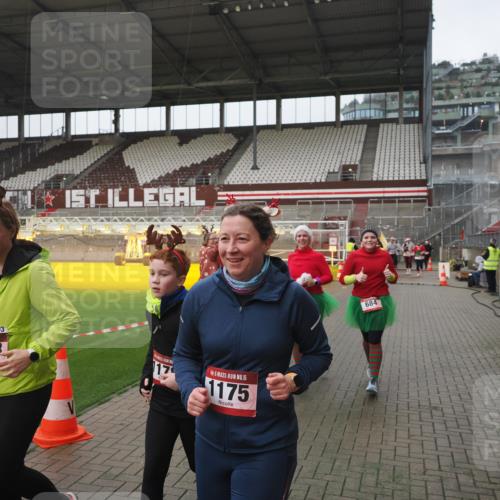 07.12.2025 - St. Pauli X-Mass-Run No. 15 Fabian Wolf http://msf.ph/oto/9411416 07.12.2025 11:13:04 Ziel 17, 22, 47, 681, 683, 684, 919, 1022, 1175, 1178, 1703, 4795, 4796 meine-sportfotos.de