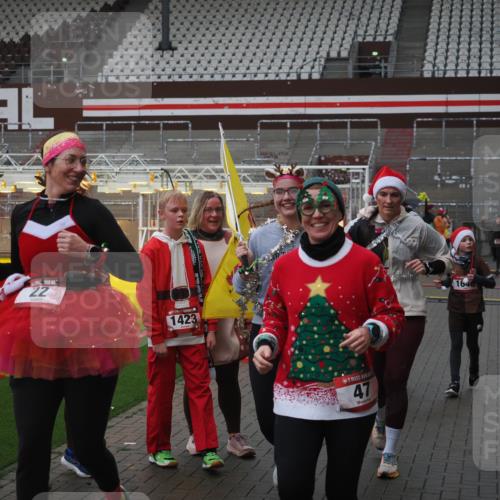 07.12.2025 - St. Pauli X-Mass-Run No. 15 Fabian Wolf http://msf.ph/oto/9411475 07.12.2025 11:13:14 Ziel 17, 22, 47, 683, 684, 1022, 1645, 1646, 1647 meine-sportfotos.de