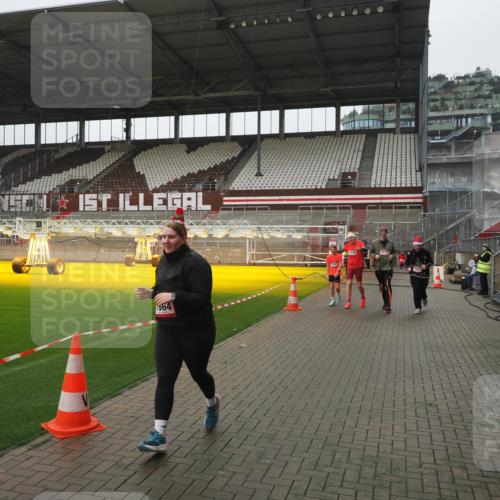 07.12.2025 - St. Pauli X-Mass-Run No. 15 Fabian Wolf http://msf.ph/oto/9411515 07.12.2025 11:13:27 Ziel 585, 1338, 1341, 1647, 1664, 2125, 2773 meine-sportfotos.de