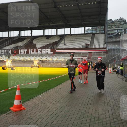 07.12.2025 - St. Pauli X-Mass-Run No. 15 Fabian Wolf http://msf.ph/oto/9411521 07.12.2025 11:13:29 Ziel 585, 1338, 1341, 1664, 2125, 2773 meine-sportfotos.de
