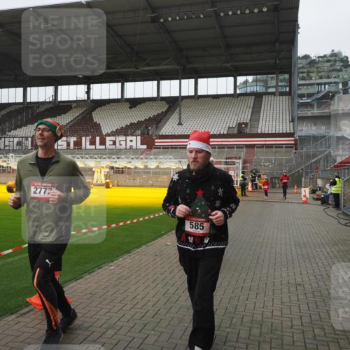 07.12.2025 - St. Pauli X-Mass-Run No. 15 Fabian Wolf http://msf.ph/oto/9411536 07.12.2025 11:13:31 Ziel 585, 1111, 1114, 1338, 1341, 1664, 2125, 2773 meine-sportfotos.de
