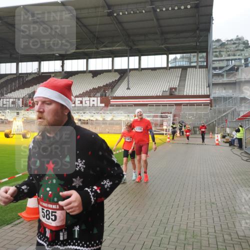 07.12.2025 - St. Pauli X-Mass-Run No. 15 Fabian Wolf http://msf.ph/oto/9411545 07.12.2025 11:13:31 Ziel 585, 1111, 1114, 1338, 1341, 1664, 2125, 2773 meine-sportfotos.de