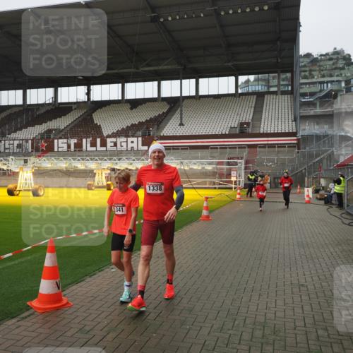 07.12.2025 - St. Pauli X-Mass-Run No. 15 Fabian Wolf http://msf.ph/oto/9411551 07.12.2025 11:13:33 Ziel 585, 1111, 1114, 1338, 1341, 1664, 2125, 2773 meine-sportfotos.de