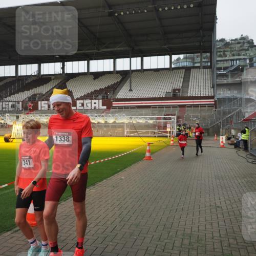 07.12.2025 - St. Pauli X-Mass-Run No. 15 Fabian Wolf http://msf.ph/oto/9411557 07.12.2025 11:13:34 Ziel 585, 1111, 1114, 1338, 1341, 1664, 2125, 2773 meine-sportfotos.de