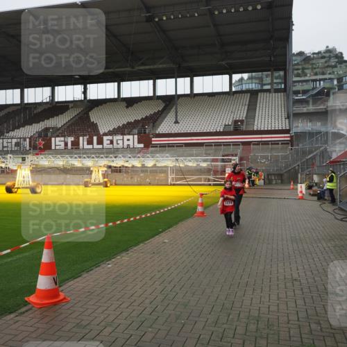 07.12.2025 - St. Pauli X-Mass-Run No. 15 Fabian Wolf http://msf.ph/oto/9411572 07.12.2025 11:13:36 Ziel 585, 1111, 1114, 1338, 1341, 1664, 2773 meine-sportfotos.de