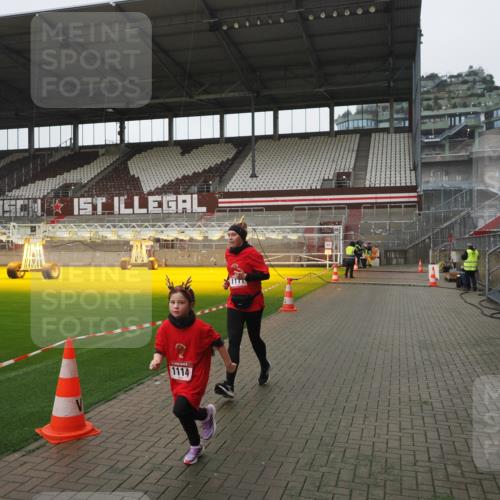 07.12.2025 - St. Pauli X-Mass-Run No. 15 Fabian Wolf http://msf.ph/oto/9411591 07.12.2025 11:13:38 Ziel 585, 1111, 1114, 1338, 1341, 1664, 2773 meine-sportfotos.de