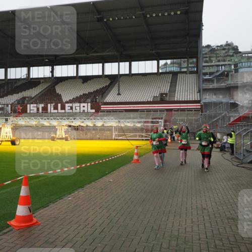 07.12.2025 - St. Pauli X-Mass-Run No. 15 Fabian Wolf http://msf.ph/oto/9411639 07.12.2025 11:13:59 Ziel 274, 375, 425, 475, 708 meine-sportfotos.de