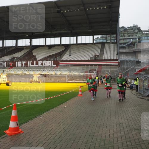 07.12.2025 - St. Pauli X-Mass-Run No. 15 Fabian Wolf http://msf.ph/oto/9411642 07.12.2025 11:14:00 Ziel 274, 375, 425, 475, 708 meine-sportfotos.de