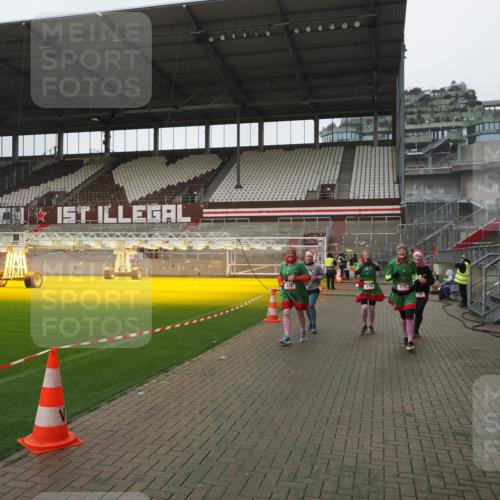 07.12.2025 - St. Pauli X-Mass-Run No. 15 Fabian Wolf http://msf.ph/oto/9411648 07.12.2025 11:14:00 Ziel 274, 375, 425, 475, 708 meine-sportfotos.de