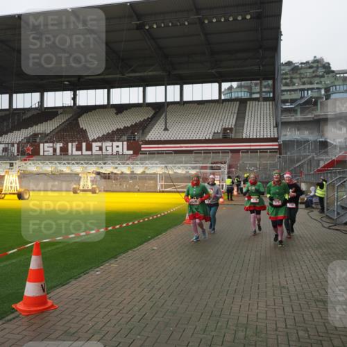 07.12.2025 - St. Pauli X-Mass-Run No. 15 Fabian Wolf http://msf.ph/oto/9411650 07.12.2025 11:14:00 Ziel 274, 375, 425, 475, 708 meine-sportfotos.de
