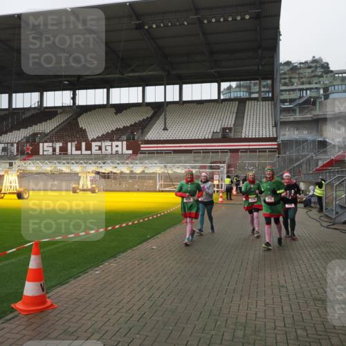 07.12.2025 - St. Pauli X-Mass-Run No. 15 Fabian Wolf http://msf.ph/oto/9411653 07.12.2025 11:14:00 Ziel 274, 375, 425, 475, 708 meine-sportfotos.de