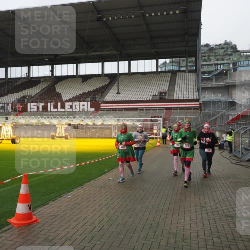 07.12.2025 - St. Pauli X-Mass-Run No. 15 Fabian Wolf http://msf.ph/oto/9411659 07.12.2025 11:14:01 Ziel 274, 375, 425, 475, 708 meine-sportfotos.de