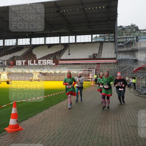 07.12.2025 - St. Pauli X-Mass-Run No. 15 Fabian Wolf http://msf.ph/oto/9411663 07.12.2025 11:14:01 Ziel 274, 375, 425, 475, 708 meine-sportfotos.de