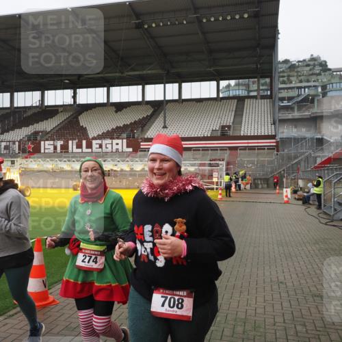 07.12.2025 - St. Pauli X-Mass-Run No. 15 Fabian Wolf http://msf.ph/oto/9411703 07.12.2025 11:14:04 Ziel 274, 375, 425, 475, 708 meine-sportfotos.de