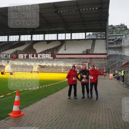 07.12.2025 - St. Pauli X-Mass-Run No. 15 Fabian Wolf http://msf.ph/oto/9411715 07.12.2025 11:14:26 Ziel 525, 942, 946, 948 meine-sportfotos.de
