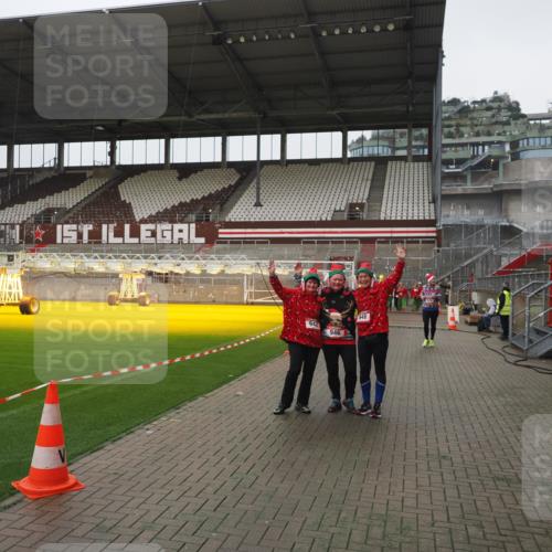 07.12.2025 - St. Pauli X-Mass-Run No. 15 Fabian Wolf http://msf.ph/oto/9411752 07.12.2025 11:14:29 Ziel 525, 942, 946, 948 meine-sportfotos.de