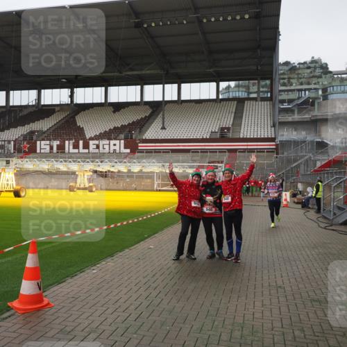 07.12.2025 - St. Pauli X-Mass-Run No. 15 Fabian Wolf http://msf.ph/oto/9411767 07.12.2025 11:14:30 Ziel 525, 942, 946, 1805 meine-sportfotos.de
