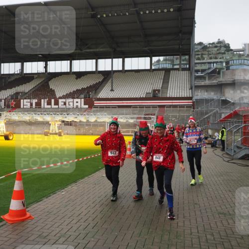 07.12.2025 - St. Pauli X-Mass-Run No. 15 Fabian Wolf http://msf.ph/oto/9411795 07.12.2025 11:14:33 Ziel 525, 1776, 1778, 1798, 1805, 1806, 2040, 2211, 4010 meine-sportfotos.de