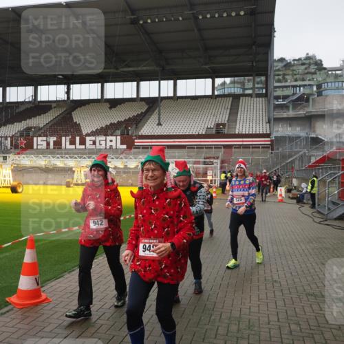 07.12.2025 - St. Pauli X-Mass-Run No. 15 Fabian Wolf http://msf.ph/oto/9411810 07.12.2025 11:14:34 Ziel 525, 1776, 1778, 1798, 1804, 1805, 1806, 1807, 2040, 2211, 4010 meine-sportfotos.de