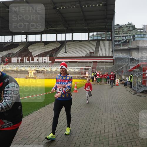 07.12.2025 - St. Pauli X-Mass-Run No. 15 Fabian Wolf http://msf.ph/oto/9411825 07.12.2025 11:14:35 Ziel 525, 1776, 1778, 1798, 1804, 1805, 1806, 1807, 2040, 2211, 4010 meine-sportfotos.de