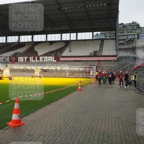 07.12.2025 - St. Pauli X-Mass-Run No. 15 Fabian Wolf http://msf.ph/oto/9411853 07.12.2025 11:14:38 Ziel 525, 1776, 1778, 1798, 1804, 1805, 1806, 1807, 2040, 2211, 4010 meine-sportfotos.de