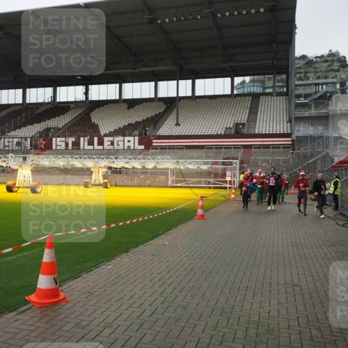 07.12.2025 - St. Pauli X-Mass-Run No. 15 Fabian Wolf http://msf.ph/oto/9411855 07.12.2025 11:14:38 Ziel 525, 1776, 1778, 1798, 1804, 1805, 1806, 1807, 2040, 2211, 4010 meine-sportfotos.de