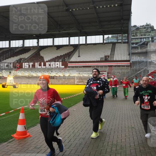 07.12.2025 - St. Pauli X-Mass-Run No. 15 Fabian Wolf http://msf.ph/oto/9411883 07.12.2025 11:14:43 Ziel 525, 922, 1776, 1778, 1798, 1804, 1805, 1806, 1807, 2040, 2211, 4010 meine-sportfotos.de