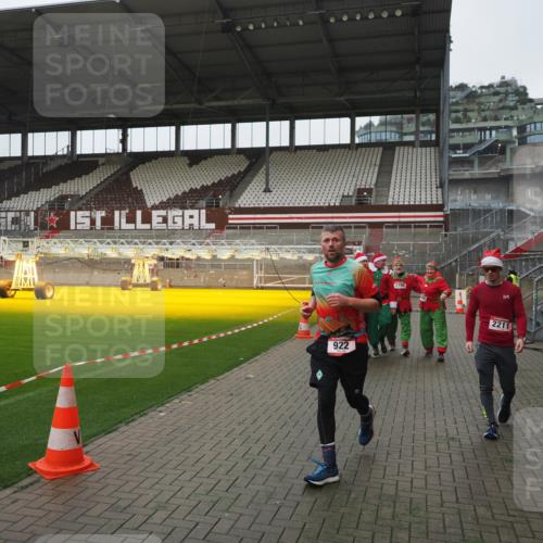 07.12.2025 - St. Pauli X-Mass-Run No. 15 Fabian Wolf http://msf.ph/oto/9411901 07.12.2025 11:14:46 Ziel 922, 1776, 1778, 1798, 1804, 1805, 1806, 1807, 2040, 2211, 4010 meine-sportfotos.de