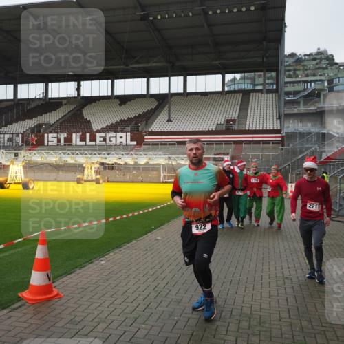07.12.2025 - St. Pauli X-Mass-Run No. 15 Fabian Wolf http://msf.ph/oto/9411905 07.12.2025 11:14:47 Ziel 922, 1776, 1778, 1798, 1804, 1805, 1806, 1807, 2040, 2211, 4010 meine-sportfotos.de