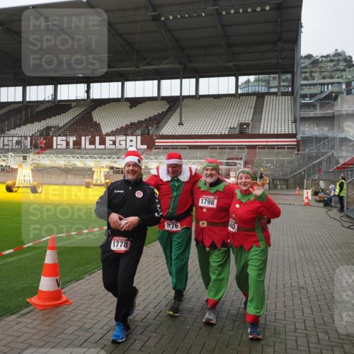 07.12.2025 - St. Pauli X-Mass-Run No. 15 Fabian Wolf http://msf.ph/oto/9411963 07.12.2025 11:14:53 Ziel 922, 1778, 1798, 1804, 1807, 4010 meine-sportfotos.de