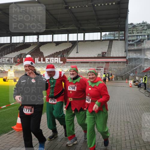 07.12.2025 - St. Pauli X-Mass-Run No. 15 Fabian Wolf http://msf.ph/oto/9411972 07.12.2025 11:14:53 Ziel 922, 1778, 1798, 1804, 1807, 4010 meine-sportfotos.de