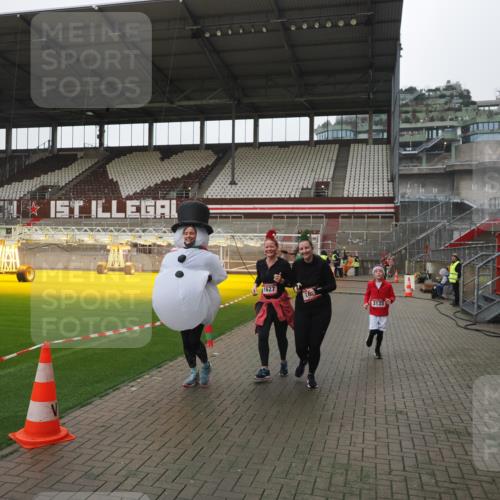 07.12.2025 - St. Pauli X-Mass-Run No. 15 Fabian Wolf http://msf.ph/oto/9412004 07.12.2025 11:15:12 Ziel 313, 1623, 1627, 1662, 3133 meine-sportfotos.de
