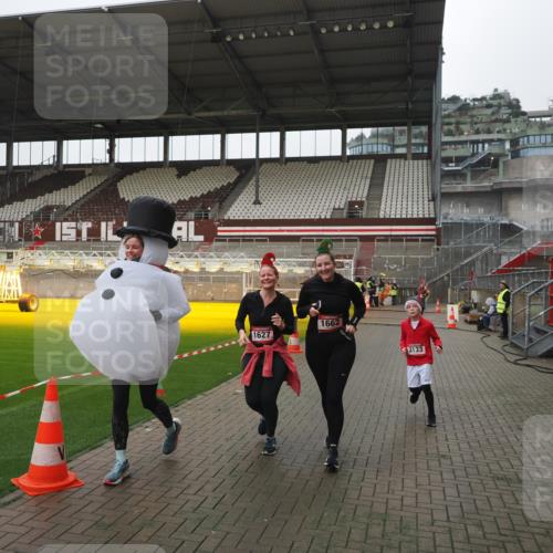 07.12.2025 - St. Pauli X-Mass-Run No. 15 Fabian Wolf http://msf.ph/oto/9412013 07.12.2025 11:15:12 Ziel 313, 1623, 1627, 1662, 3133 meine-sportfotos.de
