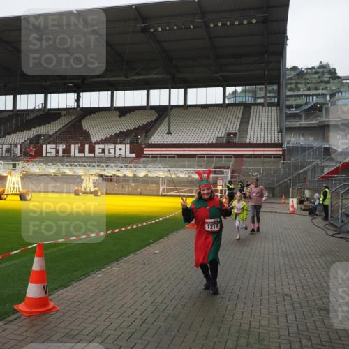 07.12.2025 - St. Pauli X-Mass-Run No. 15 Fabian Wolf http://msf.ph/oto/9412078 07.12.2025 11:15:23 Ziel 313, 391, 1218, 1282, 3133 meine-sportfotos.de