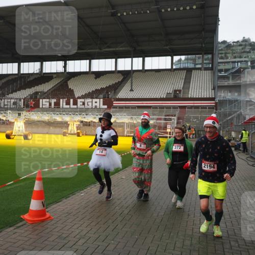 07.12.2025 - St. Pauli X-Mass-Run No. 15 Fabian Wolf http://msf.ph/oto/9412129 07.12.2025 11:15:53 Ziel 8, 14, 372, 2194 meine-sportfotos.de