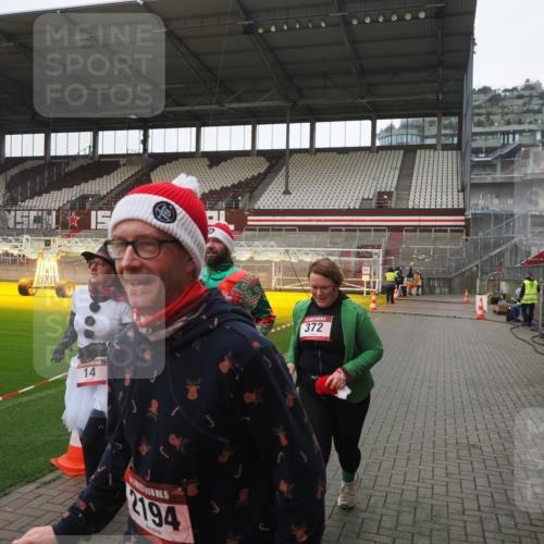 07.12.2025 - St. Pauli X-Mass-Run No. 15 Fabian Wolf http://msf.ph/oto/9412144 07.12.2025 11:15:54 Ziel 8, 14, 372, 2194 meine-sportfotos.de