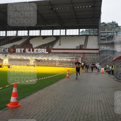 07.12.2025 - St. Pauli X-Mass-Run No. 15 Fabian Wolf http://msf.ph/oto/9412162 07.12.2025 11:16:02 Ziel 8, 2194, 2195, 2464, 3326 meine-sportfotos.de