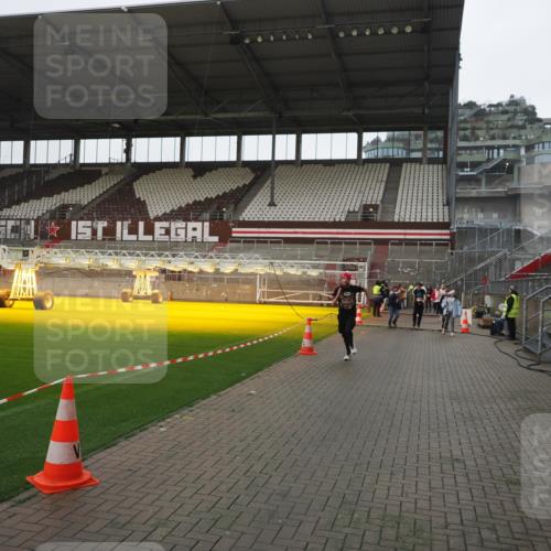 07.12.2025 - St. Pauli X-Mass-Run No. 15 Fabian Wolf http://msf.ph/oto/9412165 07.12.2025 11:16:03 Ziel 1821, 1825, 2194, 2195, 2464, 3326 meine-sportfotos.de