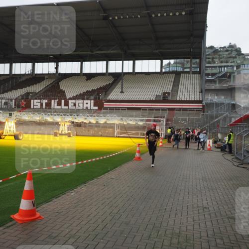 07.12.2025 - St. Pauli X-Mass-Run No. 15 Fabian Wolf http://msf.ph/oto/9412168 07.12.2025 11:16:03 Ziel 1821, 1825, 2194, 2195, 2464, 3326 meine-sportfotos.de