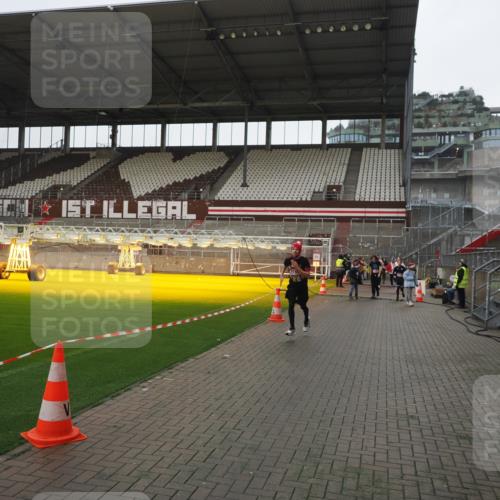07.12.2025 - St. Pauli X-Mass-Run No. 15 Fabian Wolf http://msf.ph/oto/9412171 07.12.2025 11:16:03 Ziel 1821, 1825, 2194, 2195, 2464, 3326 meine-sportfotos.de