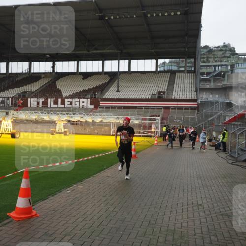 07.12.2025 - St. Pauli X-Mass-Run No. 15 Fabian Wolf http://msf.ph/oto/9412180 07.12.2025 11:16:04 Ziel 1821, 1825, 2195, 2464, 3326 meine-sportfotos.de